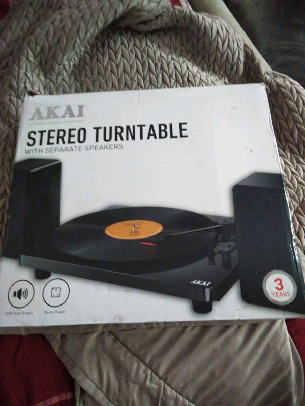 akai stereo turntable with speakers